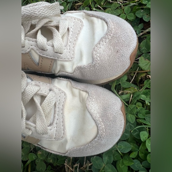 New Balance Child Size 8 Cream & Grey Running Shoes - Picture 3 of 11